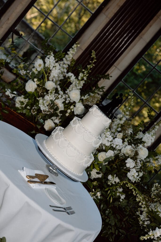 Wedding cake and floral display at Parque at Ridley Creek
